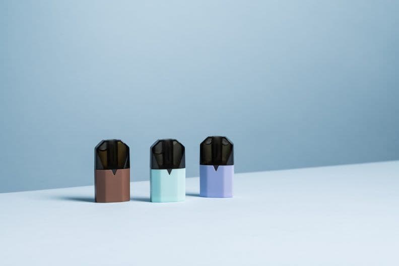 Våra pods innehåller vår egenutvecklade e-vätskeformel baserad på nikotinsalter, som ger dig upplevelsen du letat efter. Dessa pods är tillverkade för vår [Vont One Device.](https://vont.se/product/device-bundle-with-3-pods-10mg/)
Det tar bara två steg att komma igång.

Ta bort den färgade kapseln & de två silikon skydden.
Placera din pod i din device och du är redo.