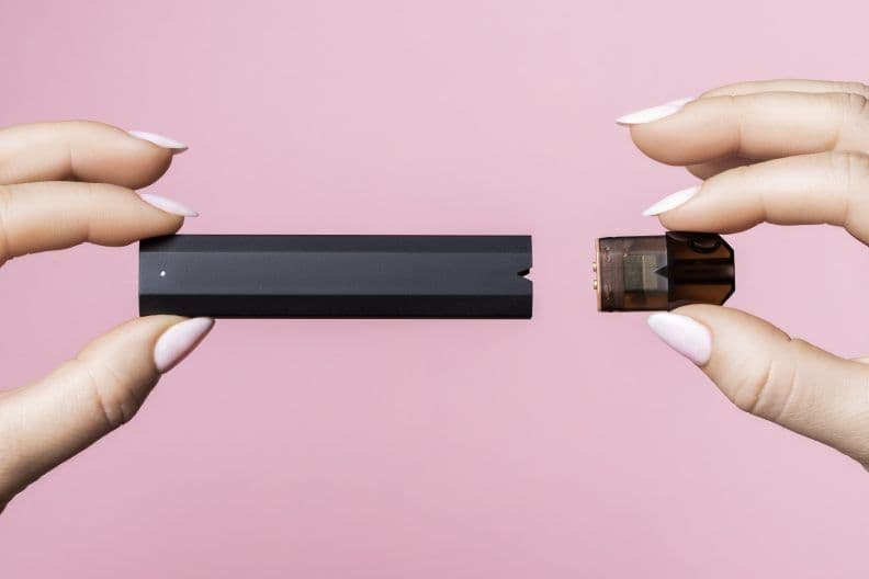 1. Sätt in en pod i din device (byt ut din pod när du behöver)

2. Du är redo att gå. Ingen installation eller knappar.

3. Ladda enheten via Micro USB-porten